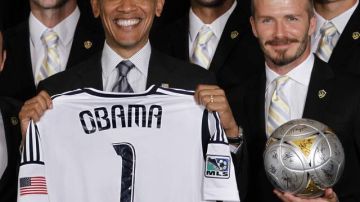 El presidente Barak Obama, junto a David Beckham, muestra sonriente una camiseta del  Galaxy con su nombre durante la visita de ayer.