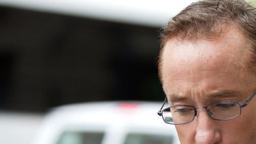 Brian McNamee sale ayer muy meditabundo ayer del tribunal federal.