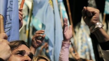 Argentinos celebran la nacionalización de la empresa.