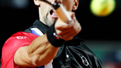 Djokovic devuelve un saque.