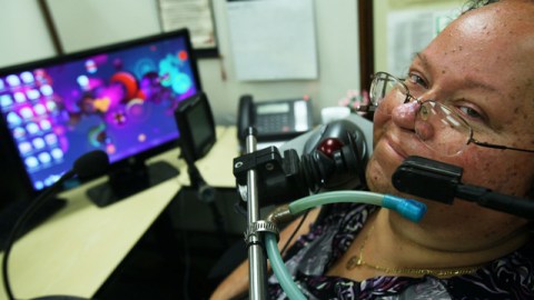 Cindy Soto es una de las personas que podrían perder servicios básicos y ella  necesita que la ayuden para hacer todo.
