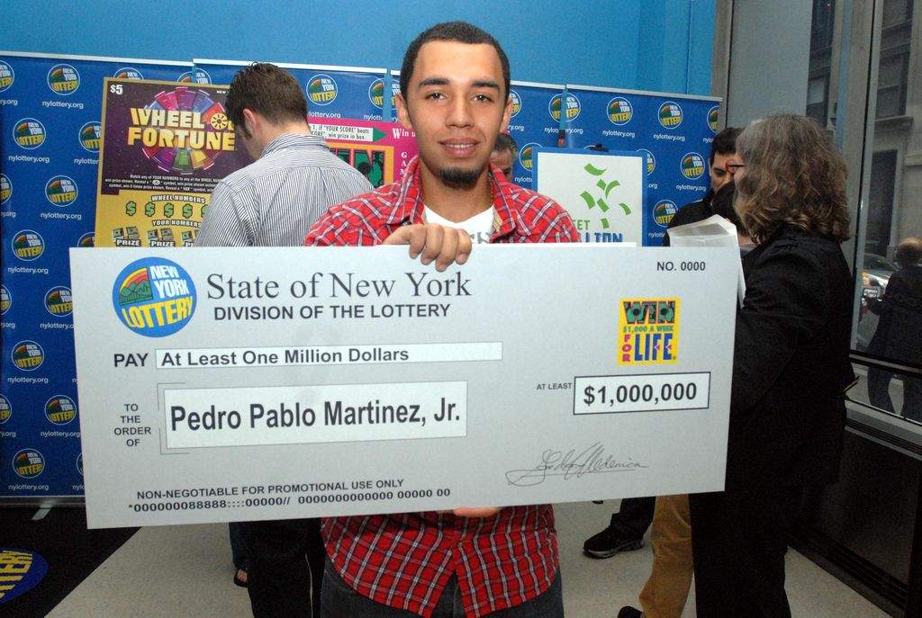Pedro Pablo Martínez Jr., recibió el premio de la Lotería de Nueva York.