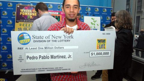 Pedro Pablo Martínez Jr., recibió el premio de la Lotería de Nueva York.
