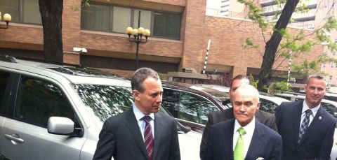 La banda estaba compuesta por 14 personas (en su mayoría hispanos), quienes fueron arrestados en las horas de la mañana durante varias redadas, según un anuncio conjunto del Fiscal General Eric Schneiderman y el comisionado de Policía, Raymond W. Kelly (en la foto).