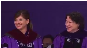 Durante la ceremonia de graduación del NYU, Sonia Sotomayor recibió el título de Doctora en Leyes Honoris.