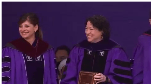 Durante la ceremonia de graduación del NYU, Sonia Sotomayor recibió el título de Doctora en Leyes Honoris.