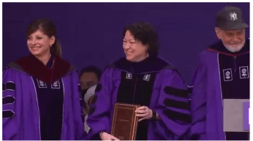 Durante la ceremonia de graduación del NYU, Sonia Sotomayor recibió el título de Doctora en Leyes Honoris.