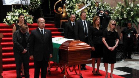 Guardia de Honor, encabezada por el presidente Felipe Calderón, que custodia los restos del fallecido escritor mexicano Carlos Fuentes.
