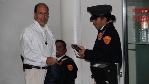El sacerdote Alejandro Solalinde minutos antes de salir del país ante las amenazas de muerte.