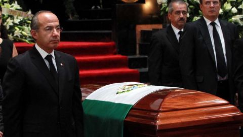 El presidente Felipe Calderón y el jefe de gobierno del DF, Marcelo Ebrard, montan Guardia de Honor en el ataúd de Carlos Fuentes.
