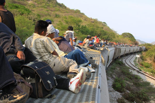 Migrantes centroamericanos pasan por Veracruz en junio de 2011.