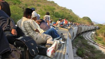 Migrantes centroamericanos pasan por Veracruz en junio de 2011.