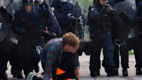 Un manifestante se escabulle de la policía de Toronto durante el g20 del 2010.