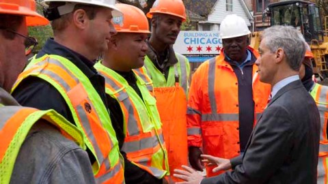 Rahm Emanuel con trabajadores del sector inmobiliario.
