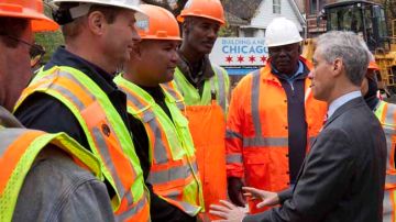 Rahm Emanuel con trabajadores del sector inmobiliario.