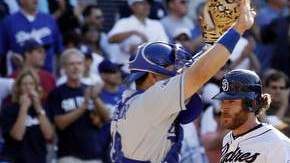 Chris Denorfia anota por los Padres  en el sexto inning del juego de ayer ante la mirada del catcher de los Dodgers,  Matt Treanor.