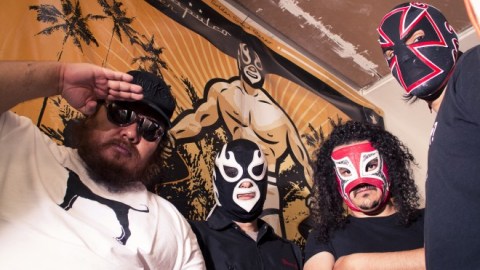 Lost Acapulco, banda de música surf, hace homenaje a la época cuando las playas de Acapulco, México, eran muy populares entre surfistas.