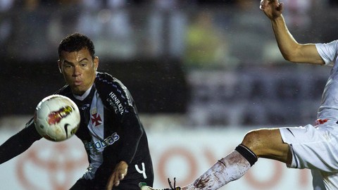 Alex (der.), del Corinthians, pelea por el esférico con Rodolfo, del Vasco da Gama, durante el partido de ayer de la Copa Libertadores.