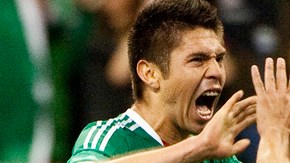 Oribe Peralta (izq.) goleador del Santos,  convocado por el 'Chepo' De la Torre.