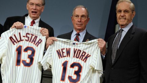 El comisionado de Grandes Ligas, Bud Selig (izq.), el alcalde de Nueva York, Michael Bloomberg, y el dueño de los Mets, Fred Wilpon, ayer.