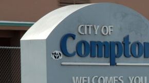 La controversia acerca de la Medida B tiene raíz en el hecho de que casi dos terceras partes de la población de Compton es latina, pero todos los concejales actualmente son afroamericanos.