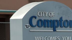 La controversia acerca de la Medida B tiene raíz en el hecho de que casi dos terceras partes de la población de Compton es latina, pero todos los concejales actualmente son afroamericanos.