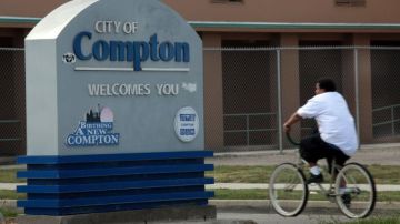 La controversia acerca de la Medida B tiene raíz en el hecho de que casi dos terceras partes de la población de Compton es latina, pero todos los concejales actualmente son afroamericanos.