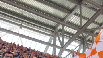 Las porras del Houston Dynamo apoyaron al equipo naranja desde su nueva sección en el Estadio BBVA Compass.