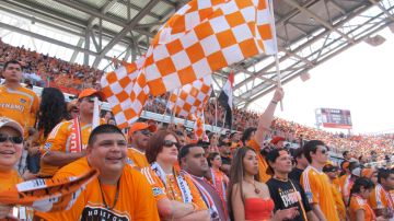 Las porras del Houston Dynamo apoyaron al equipo naranja desde su nueva sección en el Estadio BBVA Compass.