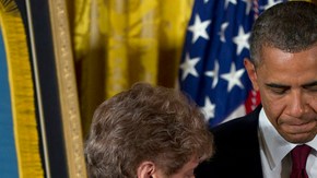 El presidente Obama honró ayer  de forma póstuma con la Medalla de Honor a Rose Mary Sabo, viuda de Leslie  Sabo, del ejército.