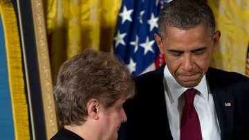 El presidente Obama honró ayer  de forma póstuma con la Medalla de Honor a Rose Mary Sabo, viuda de Leslie  Sabo, del ejército.