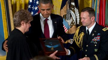 El presidente Obama honró ayer  de forma póstuma con la Medalla de Honor a Rose Mary Sabo, viuda de Leslie  Sabo, del ejército.
