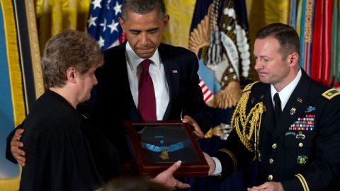El presidente Obama honró ayer  de forma póstuma con la Medalla de Honor a Rose Mary Sabo, viuda de Leslie  Sabo, del ejército.