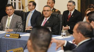 Los presidentes Funes y Lobo, de El Salvador y Honduras respectivamente, en reunión de seguridad.