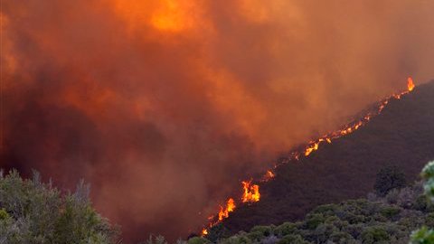 Las autoridades temen que el incendio llegue al pueblo minero histórico de Crown King.