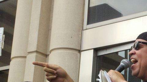 Manifestantes rechazaron el fallo de  no culpable que recibió el expolicía Andrew Blomberg, acusado de dar una golpiza a un joven afroamericano.