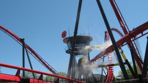 Los pasajeros son suspendidos como las alas de un avión en ‘X-Flight’, la nueva atracción en Six Flags Great America.