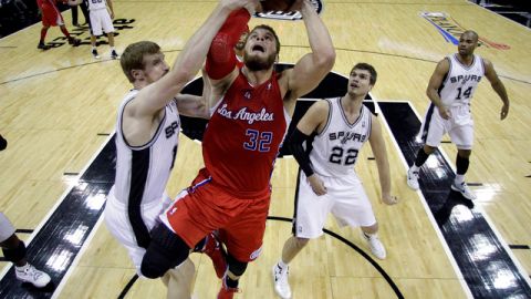 Blake Griffin (32) es bloqueado por Matt Bonner durante el primer cuarto del juego 2 de la semifinal de la Conferencia Oeste.