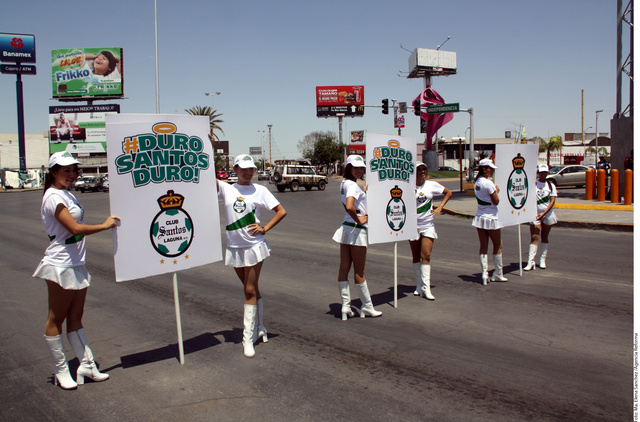 Las porristas de Santos apoyan en Torreón.