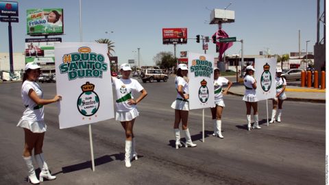 Las porristas de Santos apoyan en Torreón.