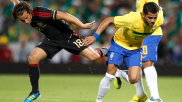 El defensa brasileño Dani Álves (der.) se perderá el duelo amistoso contra el Tri por fractura de clavícula.