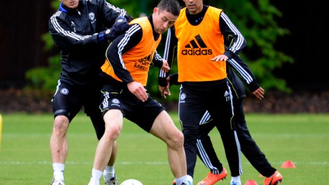 Frank Lampard (izq.) junto a Gary Cahill, durante la práctica del Chelsea con miras a su duelo final de la Champions contra el Bayern Munich.