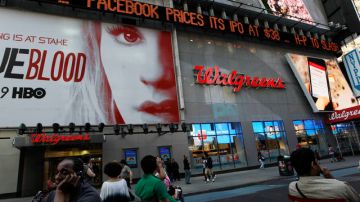 Un anuncio promueve la venta de acciones de la red social a un precio de 38 dólares por acción, en el Times Square de Nueva York.