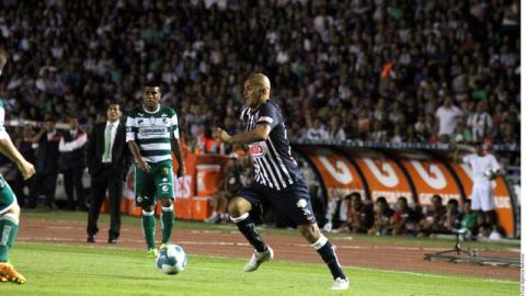 Humberto Suazo conduce el esférico en el juego de ayer; el chileno marcó el gol de la igualada sobre el cuadro lagunero.