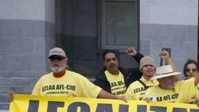 La propuesta  ha levantado polémica y  causado grandes diferencias de opinión entre  grupos  que abogan por los  inmigrantes.