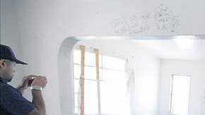 Entrar a una casa abandonada pone a prueba al estómago más resistente: hay desechos, preservativos usados, artículos para consumir narcóticos y grafito por doquier.