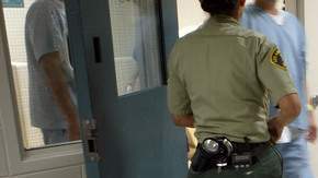 La Oficina de Inmigración sostiene que durante el año fiscal anterior cumplió con su prioridad de deportar a más delincuentes.