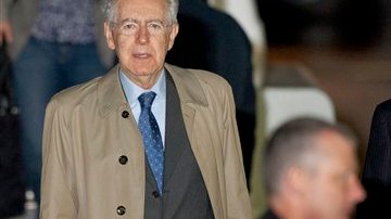El Primer Ministro Italiano, Mario Monti (izq), arribó en las primeras horas de este viernes.