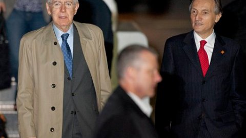 El Primer Ministro Italiano, Mario Monti (izq), arribó en las primeras horas de este viernes.