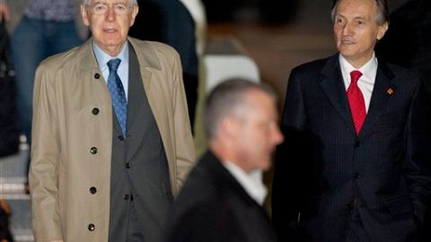 El Primer Ministro Italiano, Mario Monti (izq), arribó en las primeras horas de este viernes.